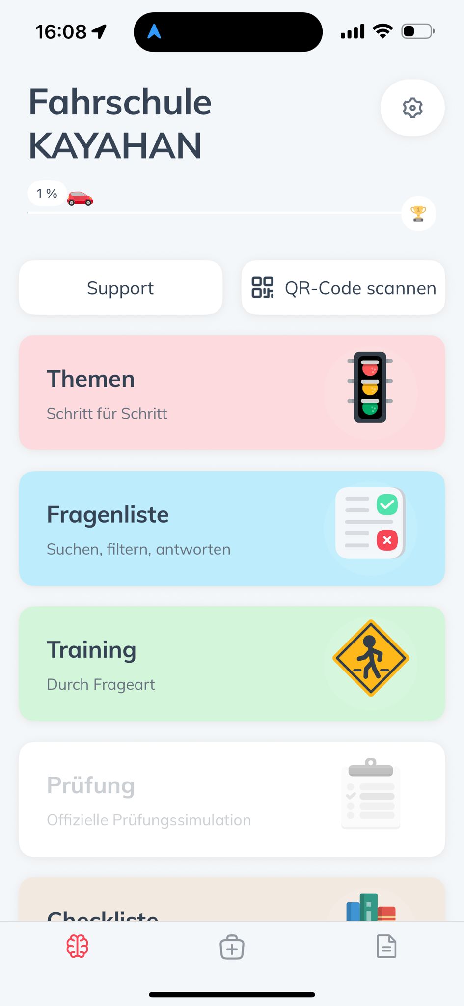 Fahrschul-App mit Funktionen: Support, QR-Code & Training. Bunte Schaltflächen.
