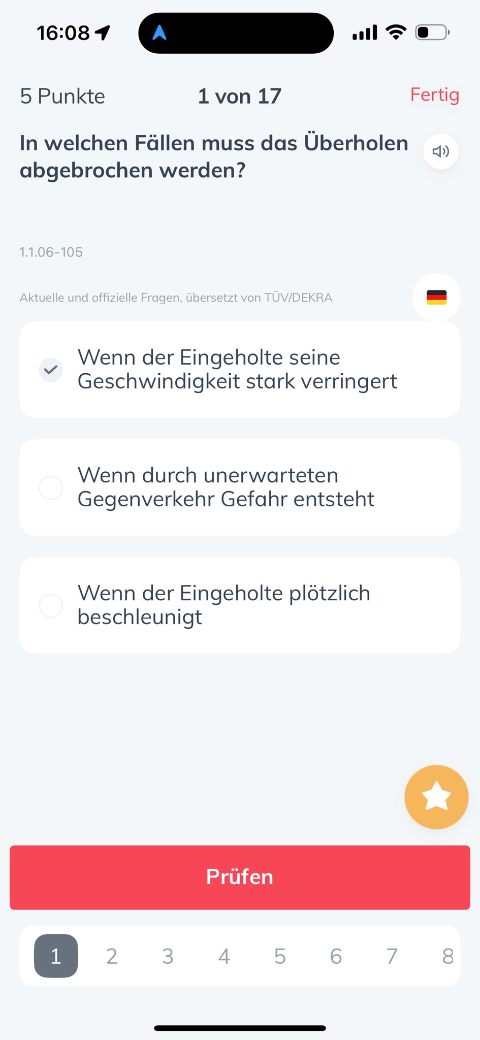 Quizfrage auf einem Smartphonebildschirm zur Überholung im Straßenverkehr.