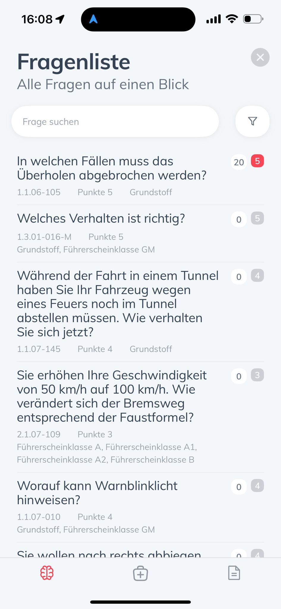 App zur Führerscheinprüfung mit Fragenliste und Antwortoptionen auf dem Display.